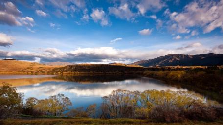 Serene Lake with Majestic Reflections in Autumn Light wallpaper