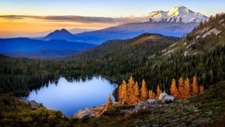 Breathtaking Mountain View with Serene Lake Reflection wallpaper