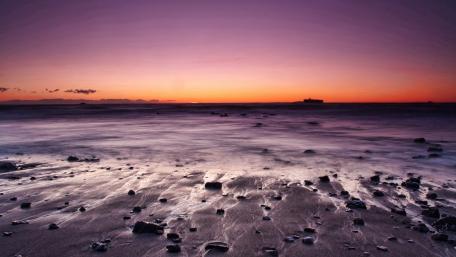 Serenity at Dusk Over the Ocean Waves wallpaper