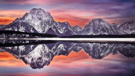 Majestic Mountain Reflections at Dusk wallpaper