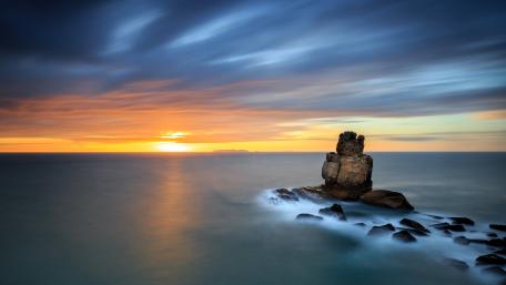 Serene Sunset Over the Tranquil Sea Stack wallpaper