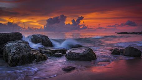 Vibrant Sunset Over Serene Beach wallpaper