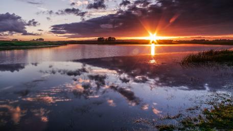 Serene Sunset Over Tranquil Lake Scene wallpaper