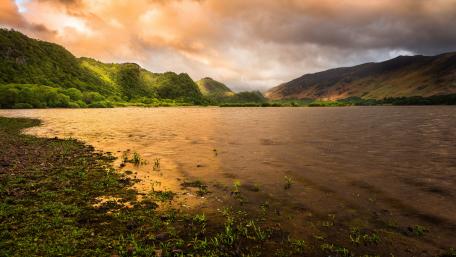 Tranquil Lake Under Cloudy Skies wallpaper
