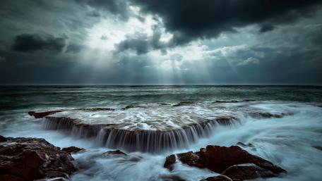 Rays of light between the Clouds wallpaper