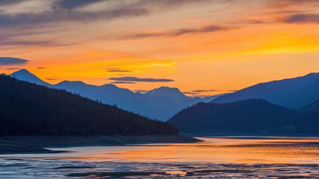 Breathtaking Sunset Over Serene Mountain Lake wallpaper