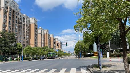 City Road Under a Bright Sky wallpaper