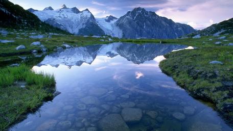 Majestic Mountain Reflection in Tranquil Waters wallpaper