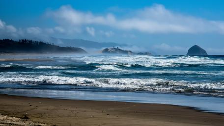 Tranquil Ocean Waves Under a Blue Sky wallpaper