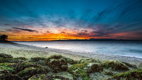 Stunning Sunrise Over Tranquil Shoreline Scene wallpaper