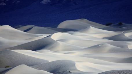 Serene Desert Dunes Underneath a Vast Sky wallpaper