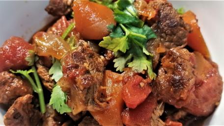 Stewed beef with tomato wallpaper