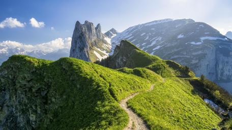 Alpine Ridge Adventure in Ultra HD 4K wallpaper