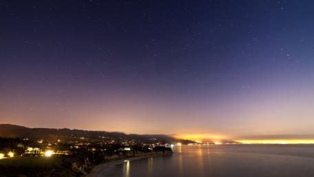 Serene Starry Night by the Shore wallpaper