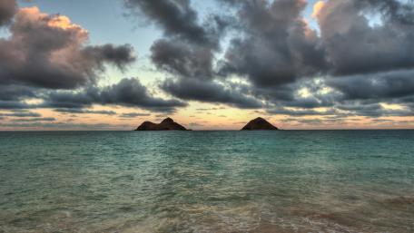 Serene Ocean Horizon with Scattered Clouds wallpaper