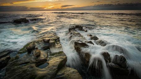 Serene Dusk Over Tranquil Sea Waves wallpaper