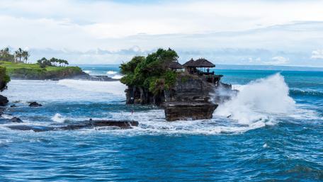 Serene Islet by the Turquoise Sea wallpaper
