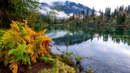 Tranquil Mountain Lake Reflection Wallpaper wallpaper