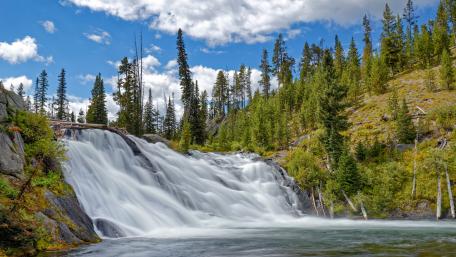 Tranquil Waterfall in Lush Greenery wallpaper