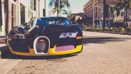 Sleek Elegance of the Bugatti Veyron in 5K Quality wallpaper