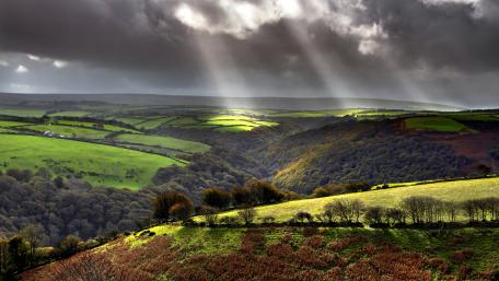 Majestic Sunlight Breaking Through Clouds wallpaper