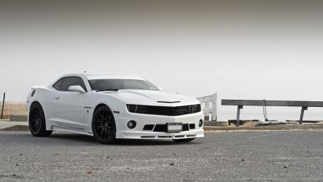 Sleek White Chevrolet Camaro Wallpaper wallpaper
