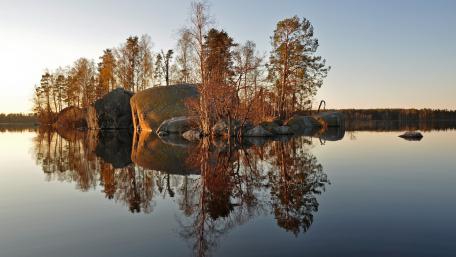 Tranquil Autumn Reflections in Nature wallpaper