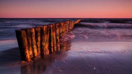 Purple Horizon at Sunset Over Serene Sea wallpaper