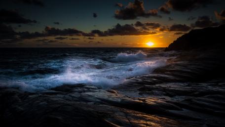 Serene Twilight Over the Sea wallpaper