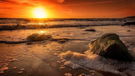 Golden Sunset Over Tranquil Sea Waves wallpaper