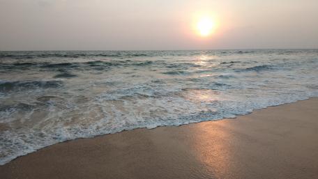 Tranquil Sunset Over Serene Beach Waves wallpaper