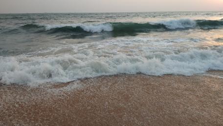 Ocean Waves Embracing the Shoreline wallpaper