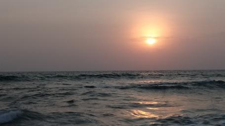 Tranquil Sunset Over the Ocean Waves wallpaper