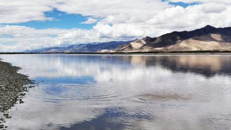Tranquil Mountain Lake Scene wallpaper