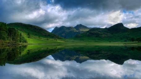Serene Mountain Reflections in a Calm Lake wallpaper