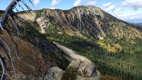 Majestic Mountain Landscape in Serene Wilderness wallpaper
