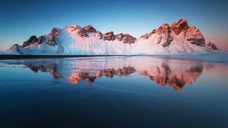 Vestrahorn Mountains reflection (Vatnajokull National Park) wallpaper