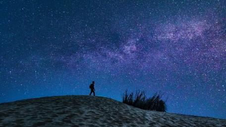 A Night Under the Milky Way in the Desert wallpaper
