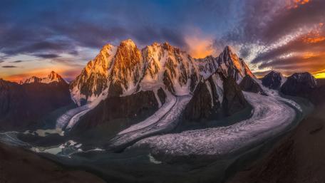 Breathtaking Mountain Peak at Sunset wallpaper