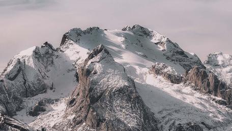 Majestic Snow-Capped Peaks of Nature's Majesty wallpaper