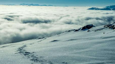 Snowy Serenity Above the Clouds wallpaper