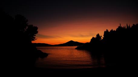 Twilight Serenity Over Calm Waters wallpaper