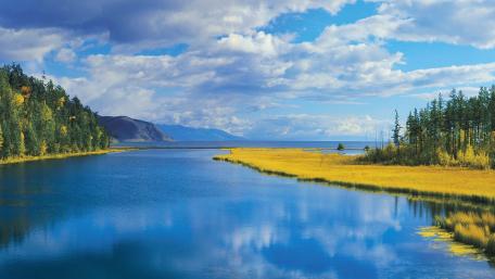 Serene Lakeside Bliss in Autumn Colors wallpaper