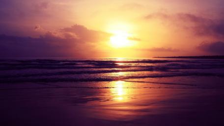 Serene Sunset Over Tranquil Sea Horizon wallpaper
