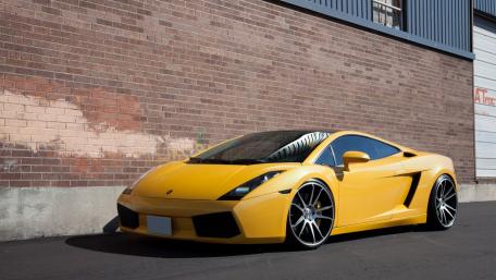 Vibrant Lamborghini Gallardo in Urban Setting wallpaper