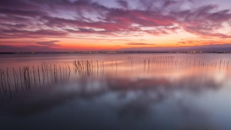Serene Sunset Over Calm Waters wallpaper