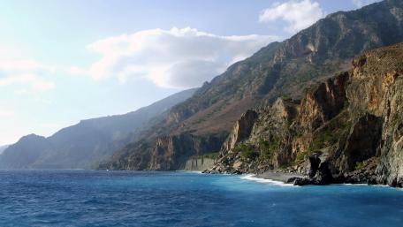Serene Coastline Views Under Clear Skies wallpaper