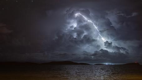 Thunderstorm Over Oceanic Horizon wallpaper