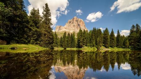 Tranquil Mountain Reflections in a Serene Lake wallpaper