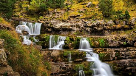 Majestic Waterfalls Cascading Through Nature's Splendor wallpaper